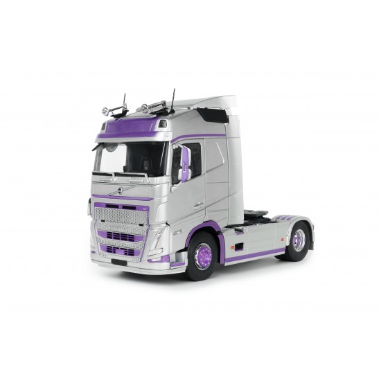 Solido 1/18 Volvo Trucks FH Globetrotter XL - silver&purple 2023
