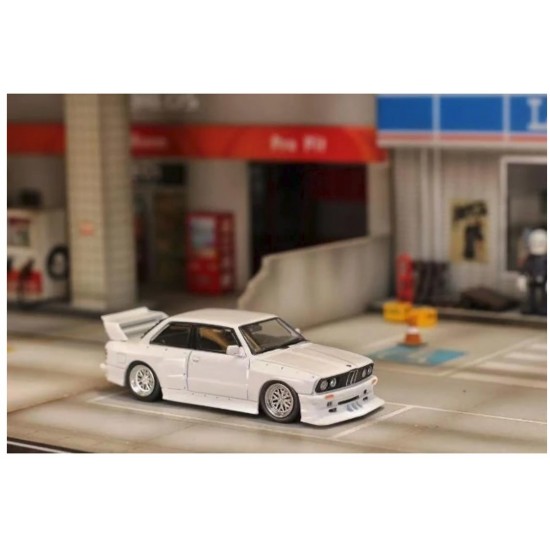 Street Weapon 1/64 BMW E30, white