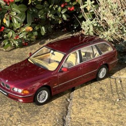 Triple9 1/18 BMW 5-Series Touring E39 Calypso red metallic 1998