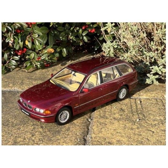 Triple9 1/18 BMW 5-Series Touring E39 Calypso red metallic 1998